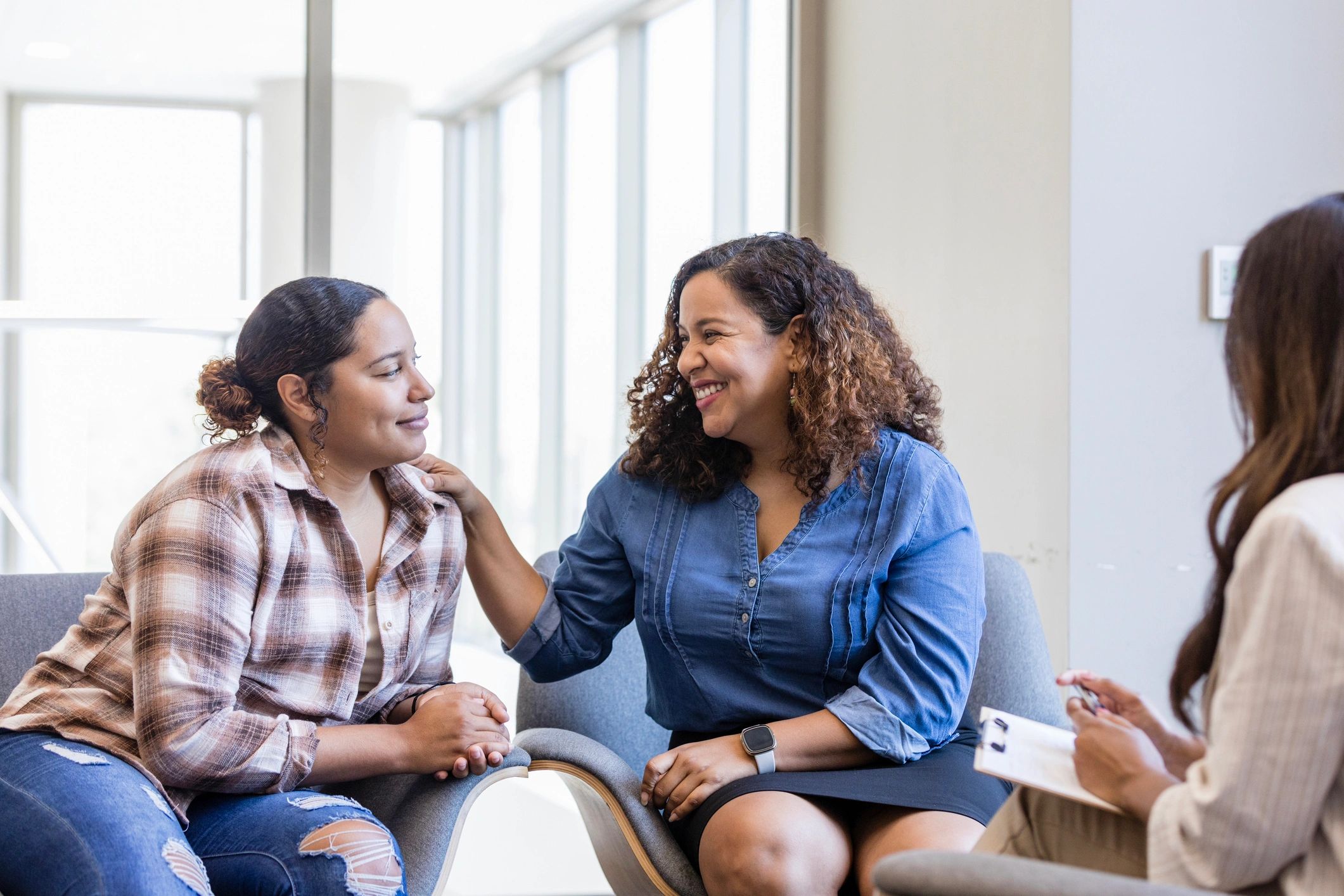 Supportive conversation between family members and a therapist